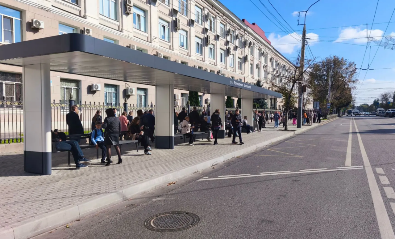 Первую остановку без стенок смонтировали для метробуса в Воронеже