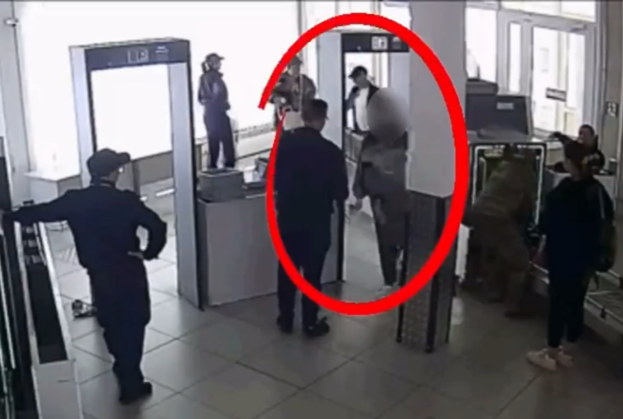 Свёрток с мефедроном выпал у девушки перед рамкой досмотра на воронежской вокзале
