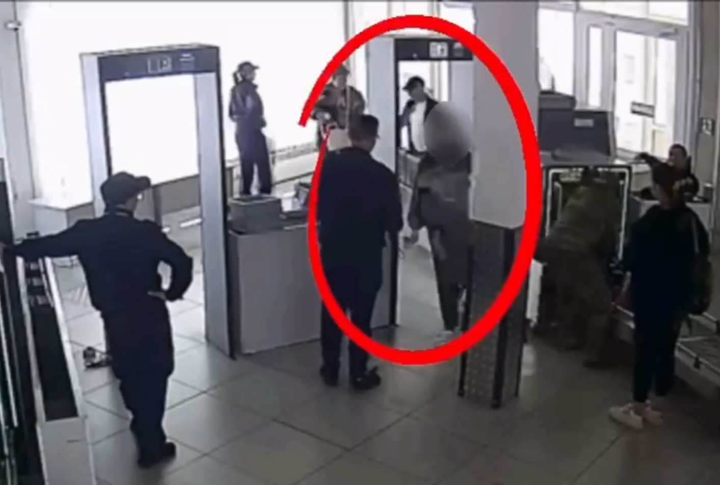 Свёрток с мефедроном выпал у девушки перед рамкой досмотра на воронежском вокзале