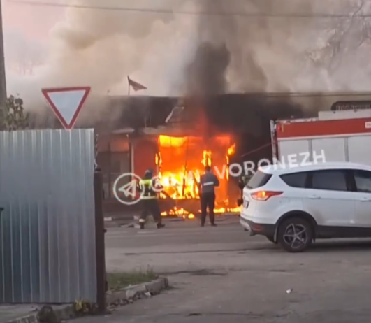 Пылающий ТЦ под Воронежем сняли на видео