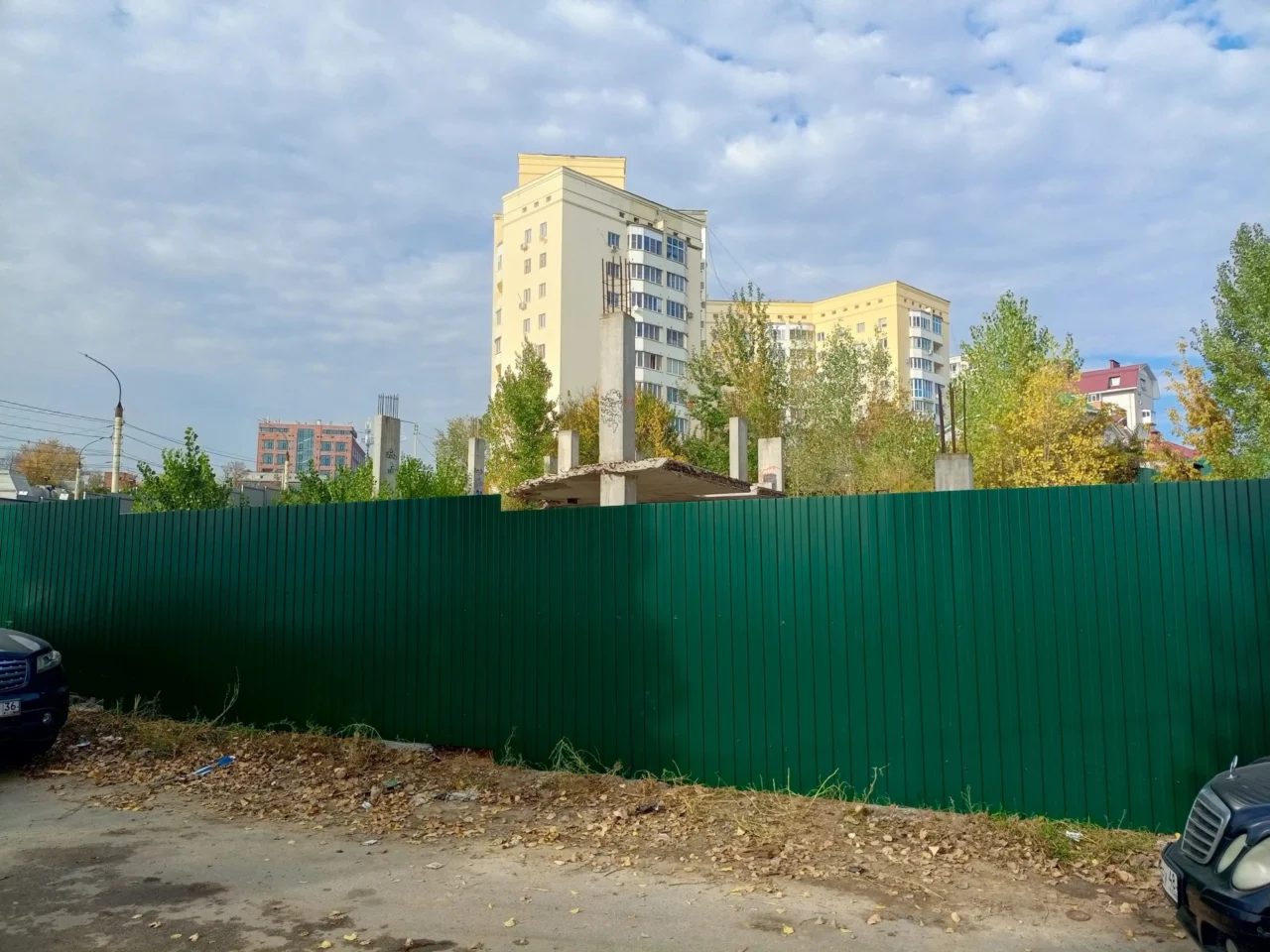 Скандальный недострой в Ленинском районе Воронежа обнесли забором