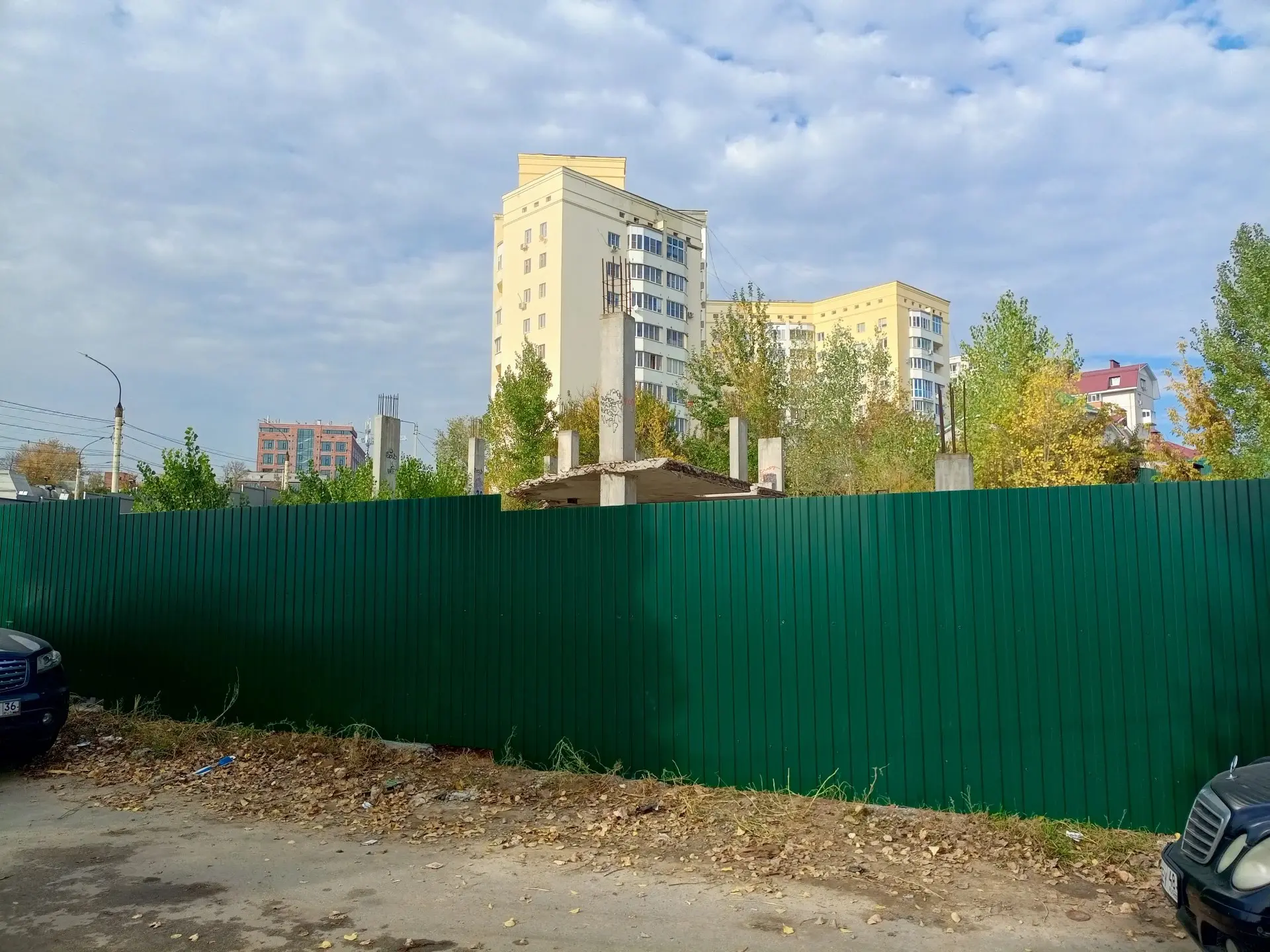 Скандальный недострой в Ленинском районе Воронежа обнесли забором