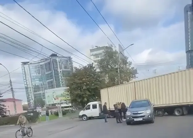 Московский проспект в Воронеже перекрыла попавшая в ДТП фура
