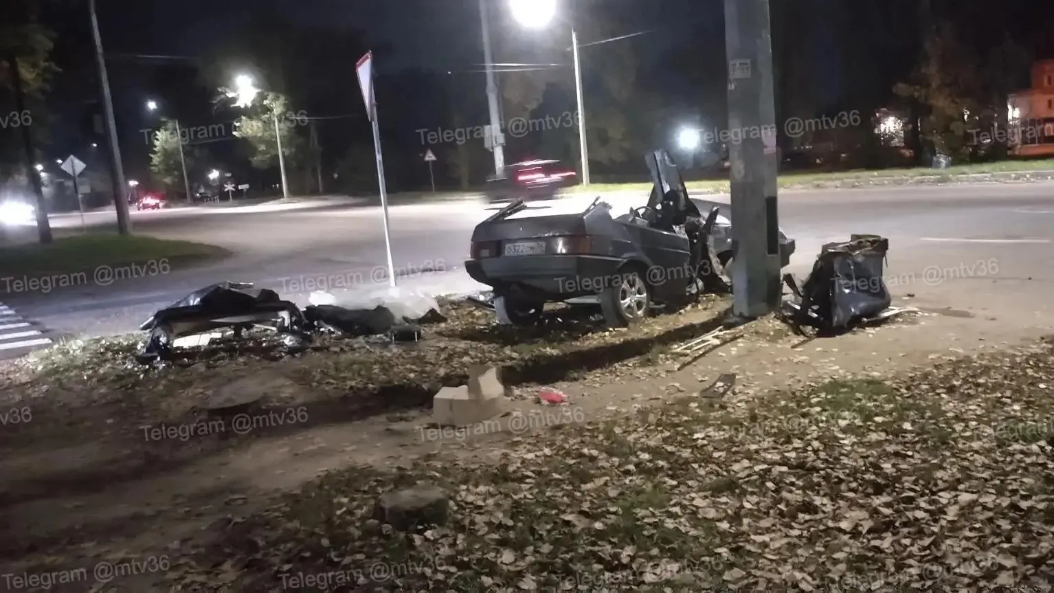 Спасатели вырезали людей из машины после ДТП в Воронеже