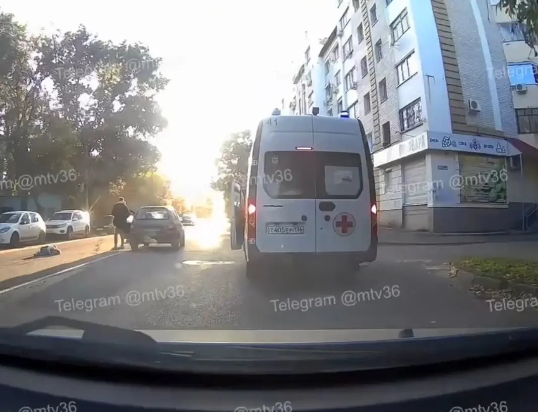Женщину и 8-летнюю девочку сбили в Воронеже перед скорой помощью