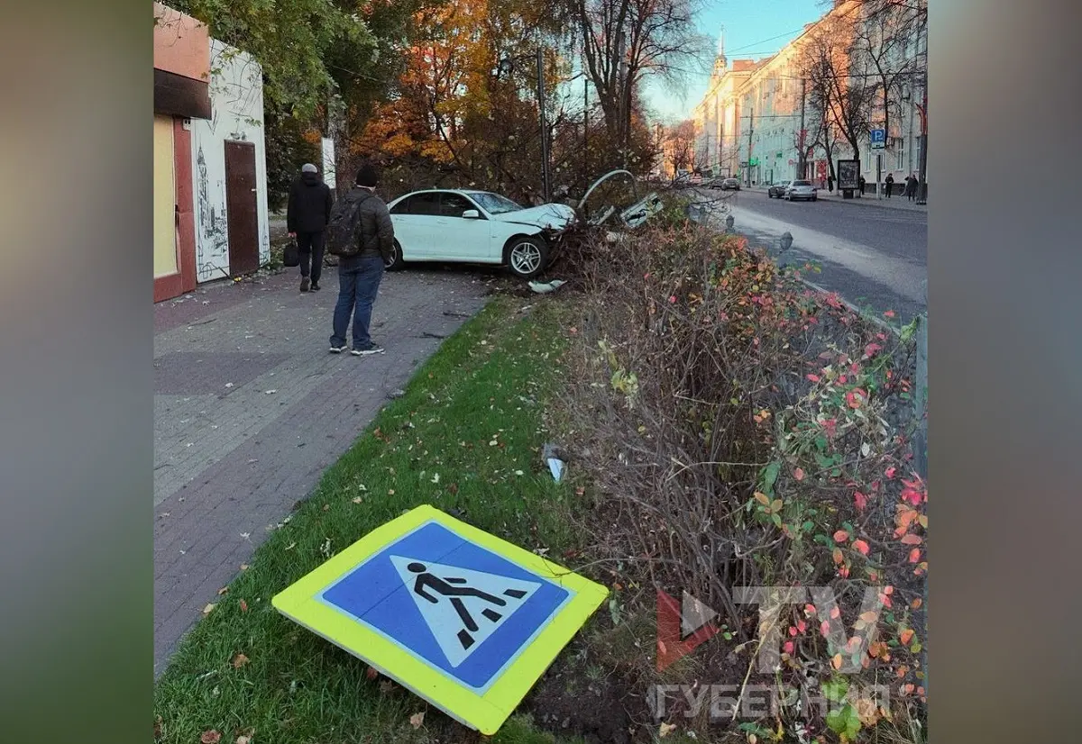 Пьяный водитель влетел на иномарке в Кольцовский сквер в Воронеже