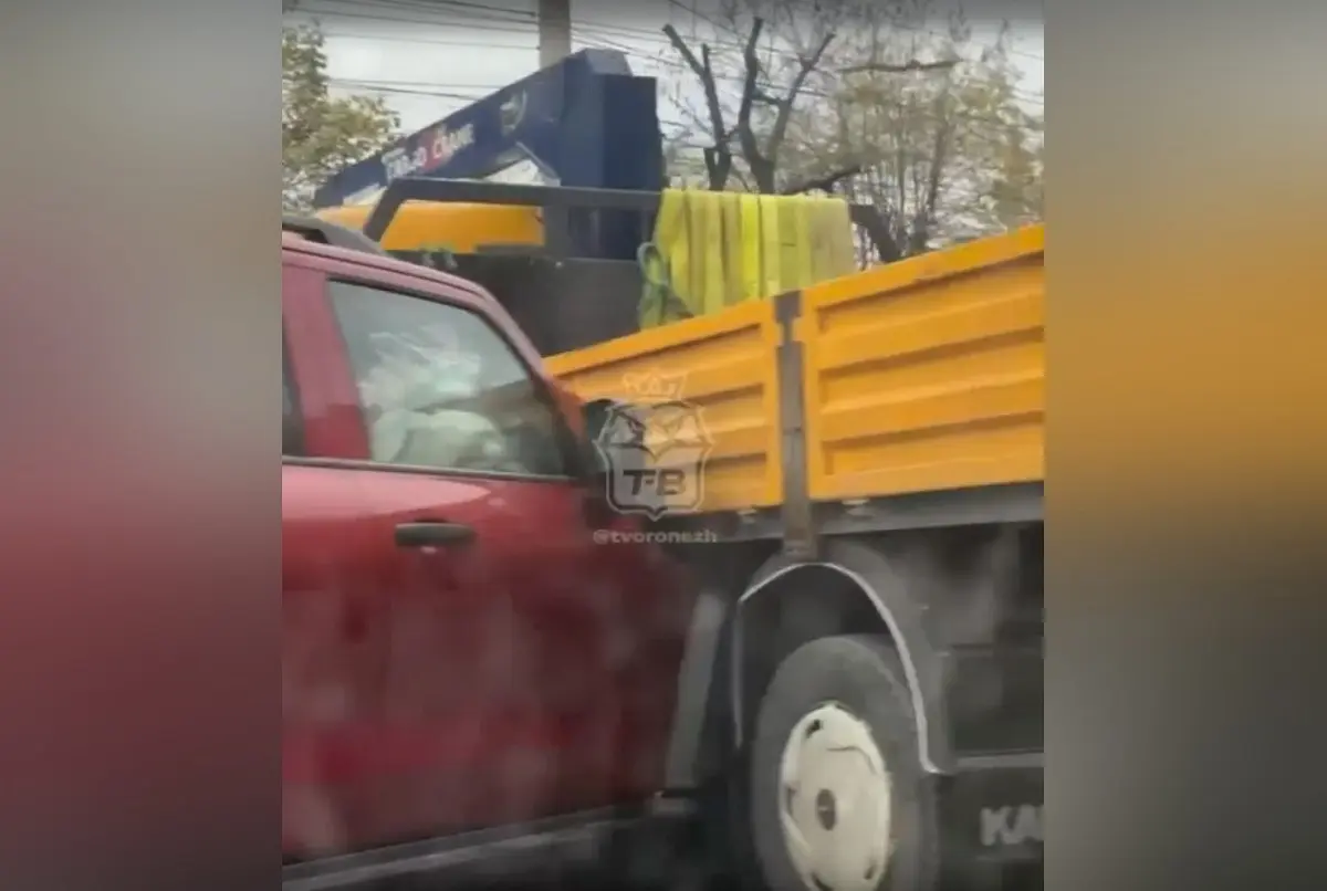 Грузовик перегородил дорогу после ДТП на Московском проспекте в Воронеже