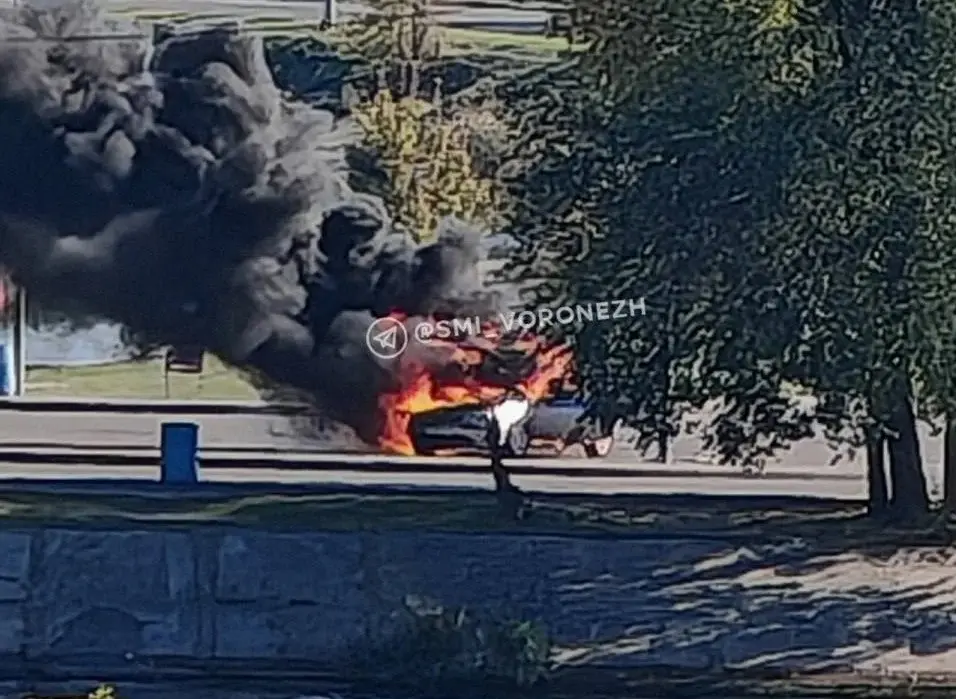 Полыхающую на дамбе легковушку сняли на видео воронежцы