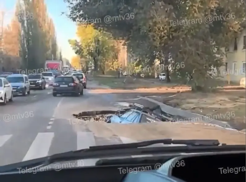 Машина провалилась под асфальт на левом берегу Воронежа