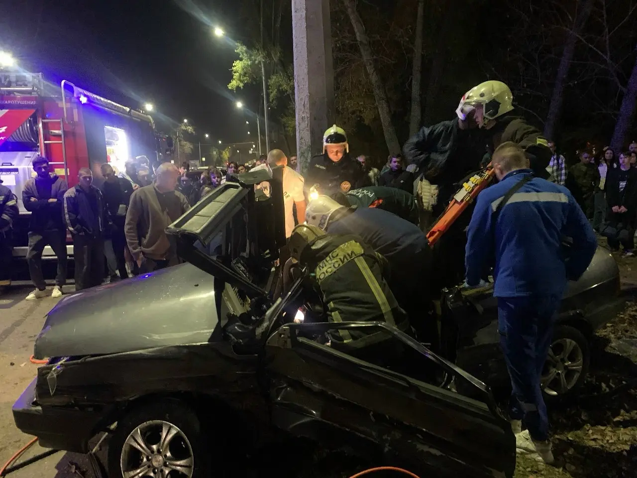 Спасатели вырезали людей из машины после ДТП в Воронеже