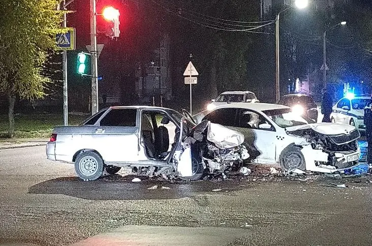 В Воронеже последствия жёсткого ДТП с участием двух машин попали на видео
