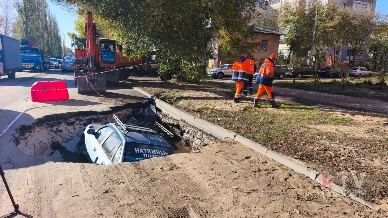 15 улиц остались без воды в Воронеже после того, как под асфальт провалилась машина