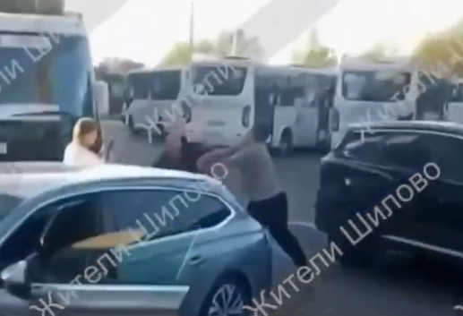 Очевидцы: в Воронеже водитель легковушки распылил перцовый баллончик и избил водителя автобуса