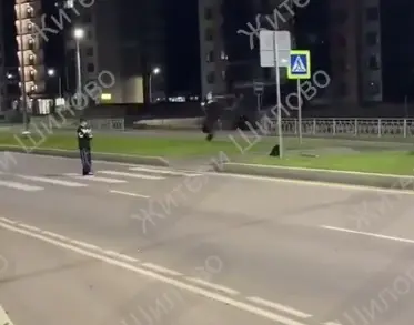 В Воронеже школьники превратили скоростную дорогу в скейт-парк