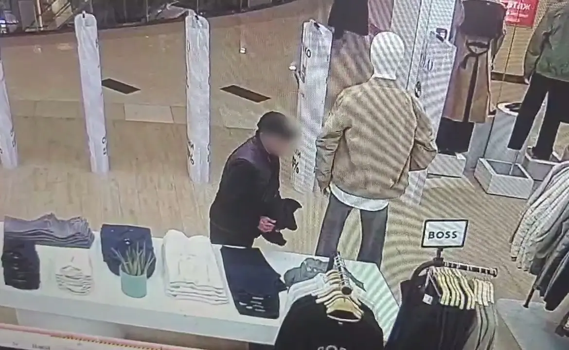 Воронежец стопками воровал одежду в бутиках и попал на видео
